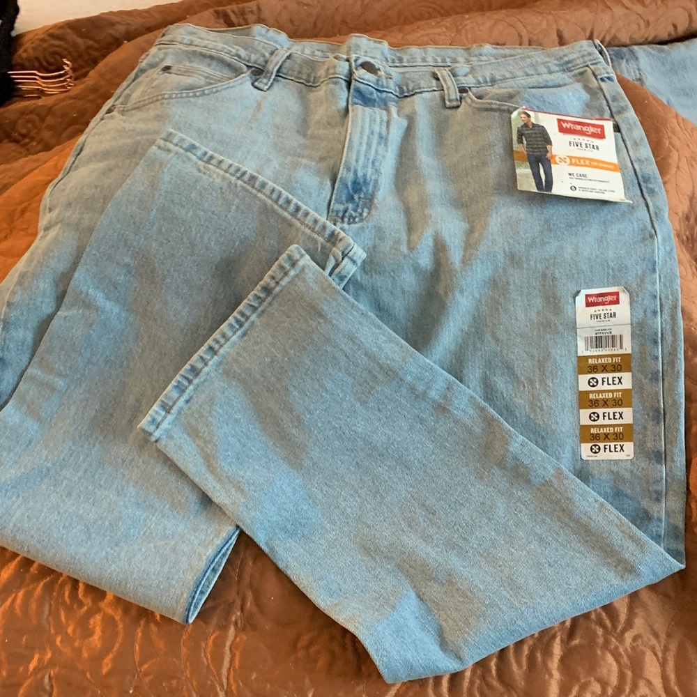 Wrangler Men's Light Blue Relaxed Jeans